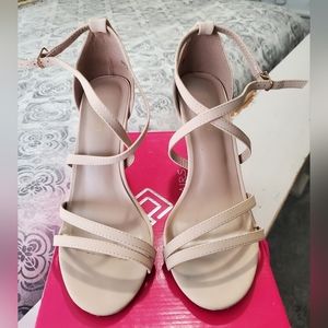 3.5 inch heels in nude color. Worn only once. size 9